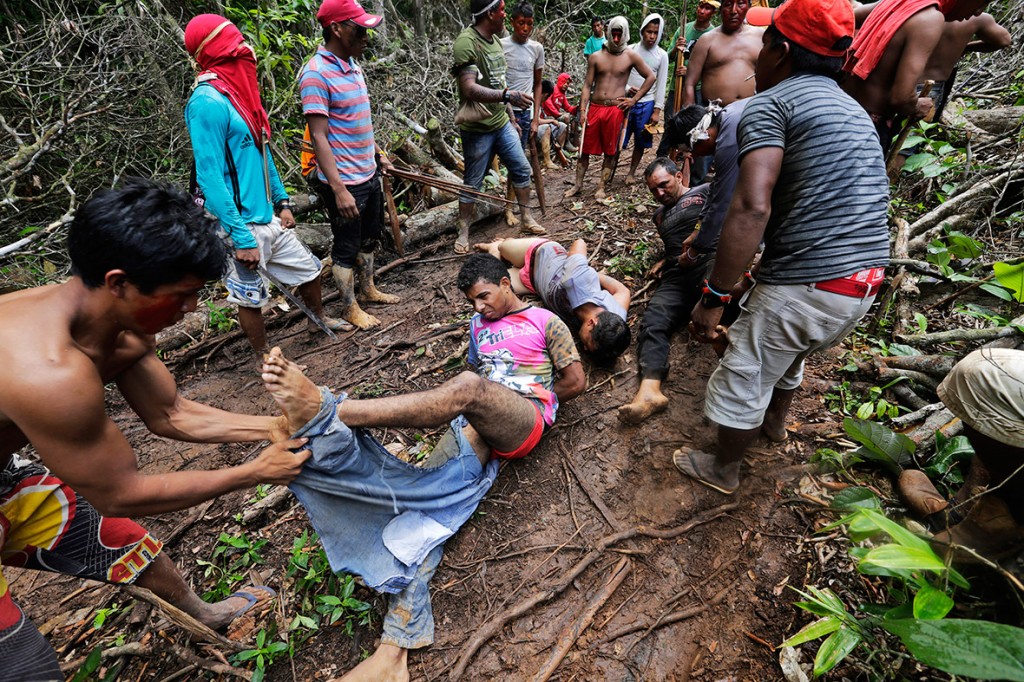 amazon-tribe-fights-loggers-environment-05